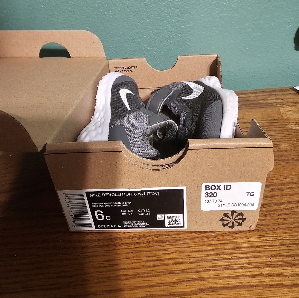 Nike Revolution 6C